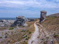 Wanderweg entlang der Küste zwischen den Raukfelsen bei Digerhuvud hindurch - Insel Fårö